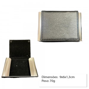 PORTA CARTÃO EM METAL E COURO SINTÉTICO.