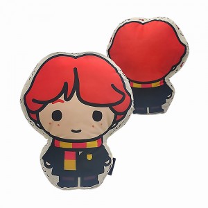 ALMOFADA FORMATO RON WEASLEY EM FIBRA DE POLIÉSTER REF: 10064284 ALMOFADA FORMATO RON WEASLEY EM FIBRA DE POLIÉSTER REF: 10064284