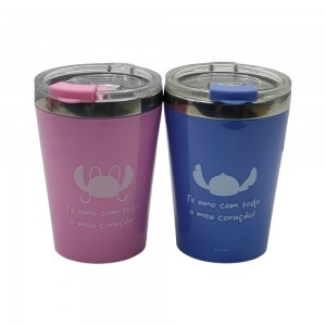 KIT DE 2 COPOS VIAGEM MODELO STITCH E ANGEL NAMORADOS EM PLÁSTICO 300ML REF:10026387
