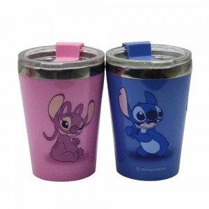 KIT DE 2 COPOS VIAGEM MODELO STITCH E ANGEL NAMORADOS EM PLÁSTICO 300ML REF:10026387