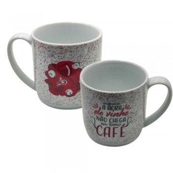 CANECA COM FRASE MODELO ENQUATO A HORA DO VINHO NÃO CHEGA... EM PORCELANA 360ML REF: 401175