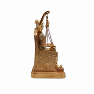 ENFEITE DE MESA EM RESINA MODELO DAMA DA JUSTIÇA 29CM REF: QMH219548-25