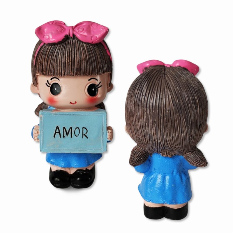 ENFEITE DECORATIVO MODELO BONECAS COM FRASES DE RESINA REF: 5371 ENFEITE DECORATIVO MODELO BONECAS COM FRASES DE RESINA REF: 5371