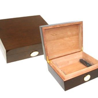 CAIXA DE CHARUTO P/12 PÇS C/ HIGRÔMETRO E UMIDIFICADOR. TAM:28.5x25.5x14.5CM CAIXA DE CHARUTO P/12 PÇS C/ HIGRÔMETRO E UMIDIFICADOR. TAM:28.5x25.5x14.5CM