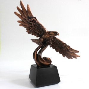 ENFEITE DECORATIVO EM RESINA DE AGUIA