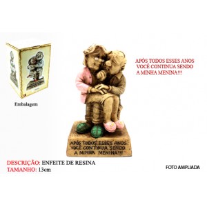 BONECO DE RESINA C/ FRASE. TAM:7.4x5.9x12.5CM BONECO DE RESINA C/ FRASE. TAM:7.4x5.9x12.5CM