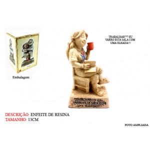 BONECO DE RESINA C/ FRASE. TAM:7.0X6.0X12.5cm