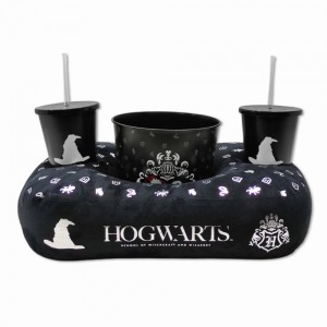 KIT ALMOFADA E BALDE DE PIPOCA HOGWARTS EM POLIÉSTER REF: 10064853 KIT ALMOFADA E BALDE DE PIPOCA HOGWARTS EM POLIÉSTER REF: 10064853