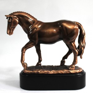 ENFEITE DECORATIVO EM RESINA MODELO CAVALO
