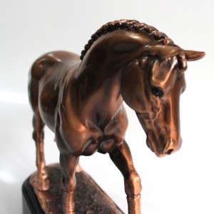 ENFEITE DECORATIVO EM RESINA MODELO CAVALO