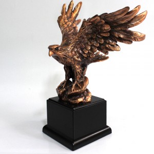 ENFEITE DECORATIVO EM RESINA DE AGUIA