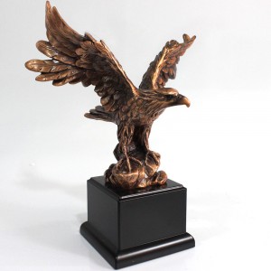 ENFEITE DECORATIVO EM RESINA DE AGUIA