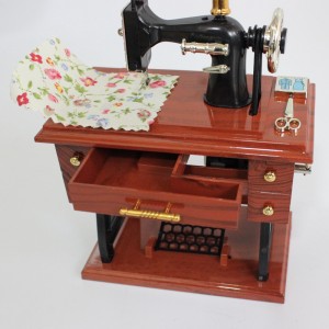 CAIXA DE MÚSICA MODELO MÁQUINA DE COSTURA REF: AP1010 CAIXA DE MÚSICA MODELO MÁQUINA DE COSTURA REF: AP1010