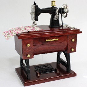 CAIXA DE MÚSICA MODELO MÁQUINA DE COSTURA REF: AP2010