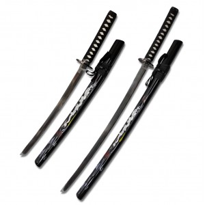 CONJUNTO DE 2 KATANAS DECORATIVA COM LÂMINA SEM CORTE EM METAL REF: APZS-9608 CONJUNTO DE 2 KATANAS DECORATIVA COM LÂMINA SEM CORTE EM METAL REF: APZS-9608