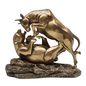 ENFEITE DE MESA MODELO LUTA ENTRE TOURO E URSO EM RESINA PLÁSTICA REF: APWU77493A1