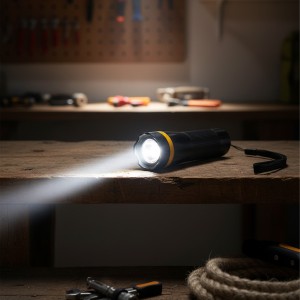 LANTERNA MANUAL COM FUNCIONAMENTO ATRAVÉS DE 3 PILHAS AAA EM PLÁSTICO PP REF: AP17885FL02