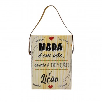 PLACA DECORATIVA RETANGULAR COM CORDA NADA É EM VÃO SE NÃO É BENCÃO É LICÃO EM MADEIRA REF: JPL2209