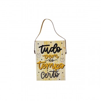 PLACA RETANGULAR COM CORDA TUDO VEM NO TEMPO CERTO EM MADEIRA REF: JPL2210