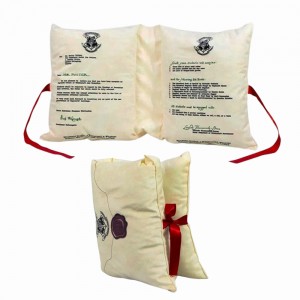 ALMOFADA MODELO CONVITE DE HOGWARTS EM POLIÉSTER REF: 10065131 ALMOFADA MODELO CONVITE DE HOGWARTS EM POLIÉSTER REF: 10065131